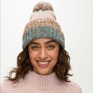 Aritzia Main Character Chunky Pom beanie NWT